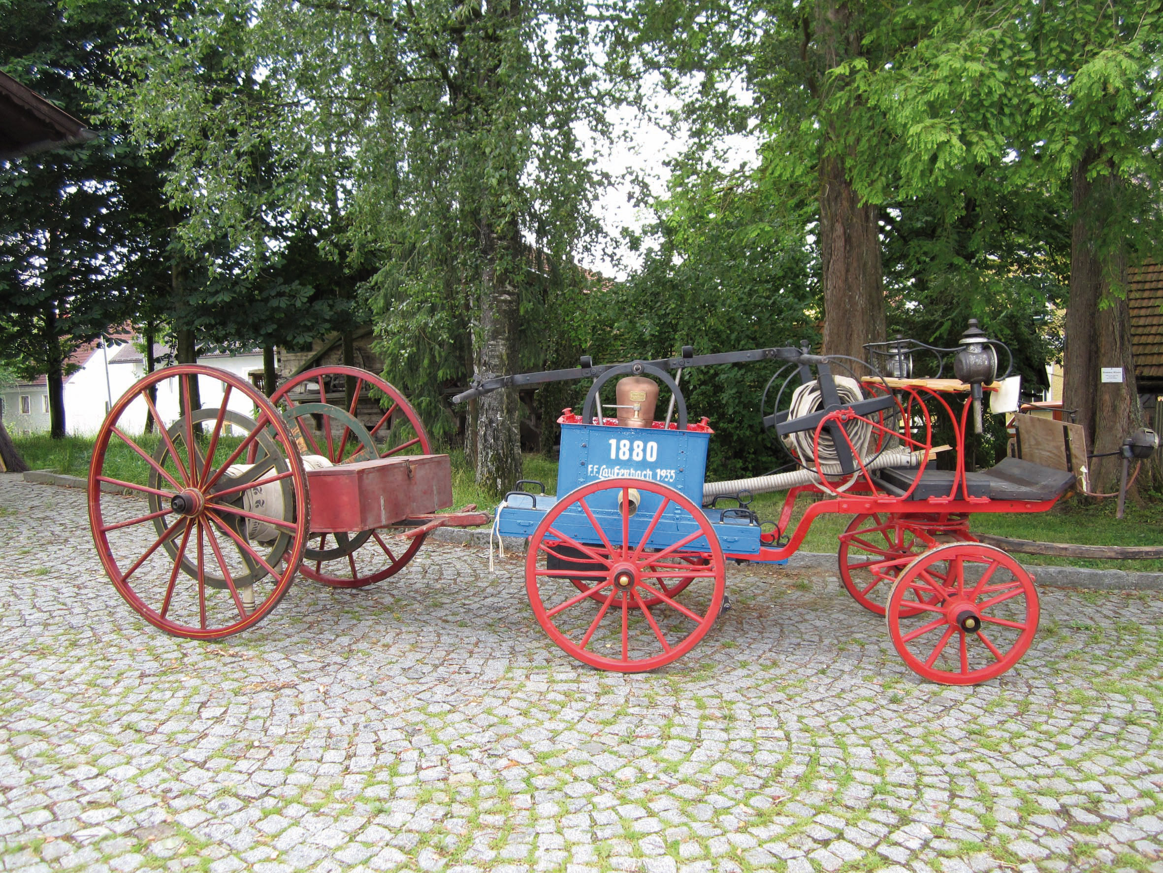 Historischer Spritzenwagen im Feuerwehrmuseum